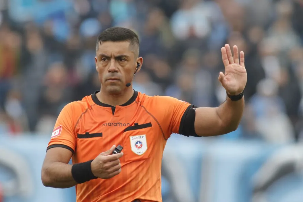 El árbitro Nicolás Gamboa no le dejó pasar ni una a Colo Colo en San Fernando. (Foto: Jorge Loyola/Photosport)