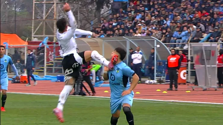 Alan Saldivia se salvó de la tarjeta roja: debió ser expulsado en duelo entre Colo Colo y O'Higgins.