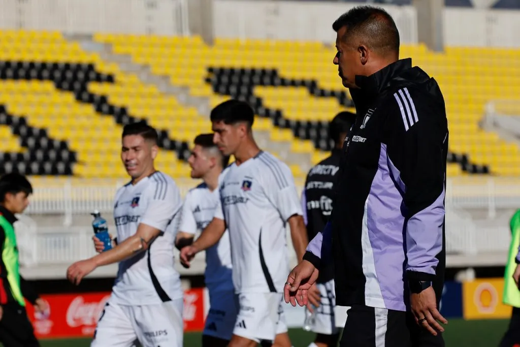 Olmos no tuvo piedad con Jorge Almirón (Photosport).