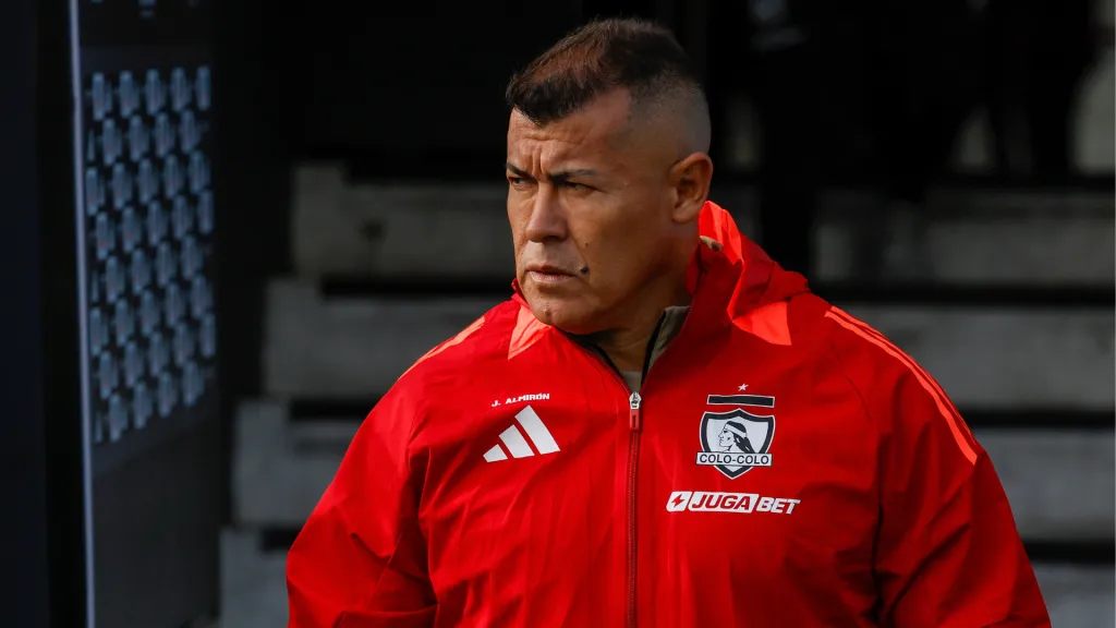 Jorge Almirón se toma con humor la cena que tuvieron sus pupilos (Foto: Photosport)