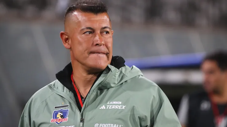 Jorge Almirón está disconforme con rendimiento de futbolista. (Foto: Photosport)