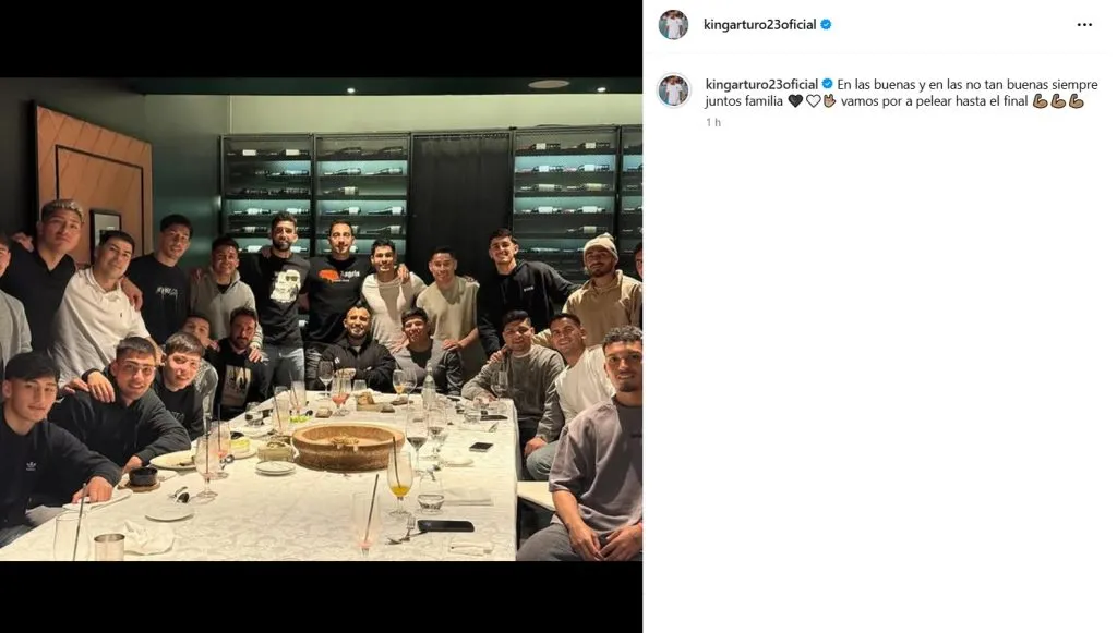 El plantel de Colo Colo se reúne fuera del Monumental, dando una muestra de unión. (Foto: Arturo Vidal)