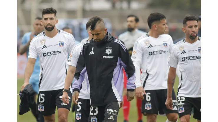 Jugadores de Colo Colo comparten fuera de la cancha. (Foto: Photosport)