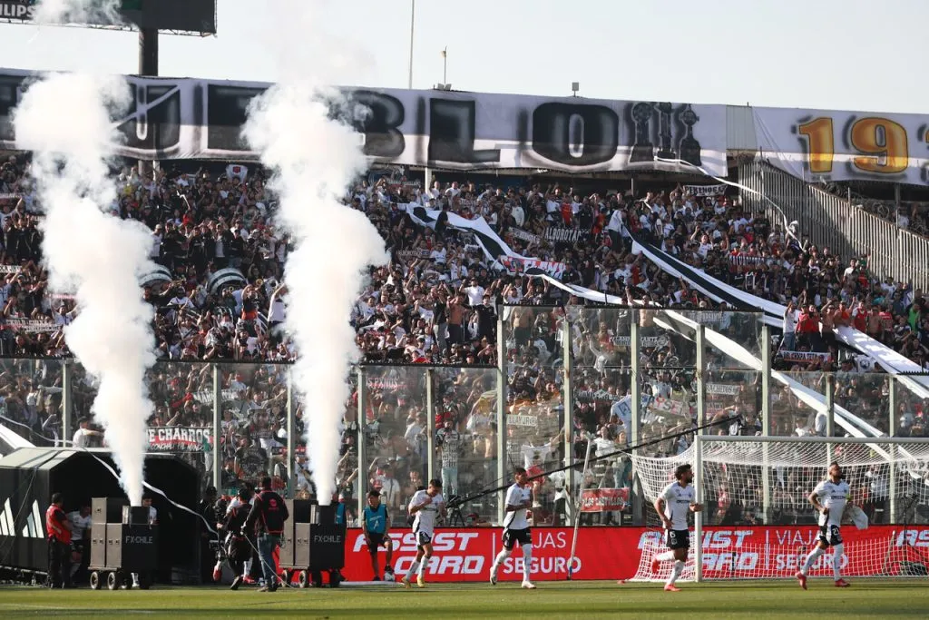 En Colo Colo cuidan la cancha del Monumental | Foto: Photosport