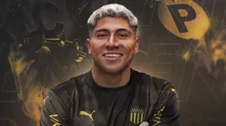 Brayan Cortés recibe la bendición de Elías Figueroa en Peñarol. (Foto: @OficialCAP)