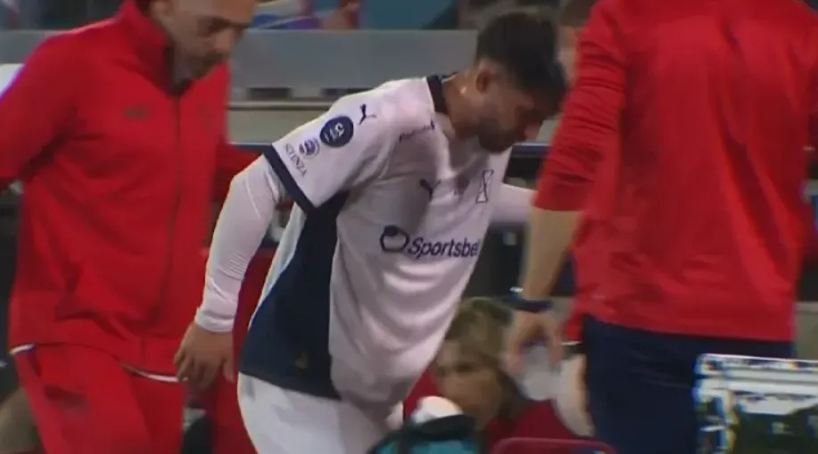Loyola se retiró del campo de juego visiblemente afectado y rápidamente le pusieron hielo en la rodilla | FOTO: Captura TyC Sports