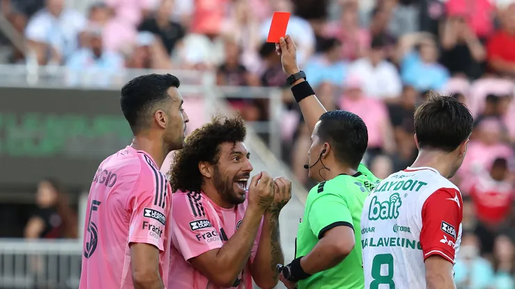 Maximiliano Falcón recibe tarjeta roja en partido del Inter Miami. (Foto: Photosport)