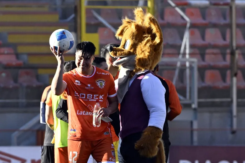 Aldrix Jara se lleva el balón para la casa luego de marcar el primer triplete de su carrera en el partido ante Rangers. (Foto: Photosport)
