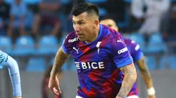 Medel pudo haber sido amonestado, pero no pasó nada.