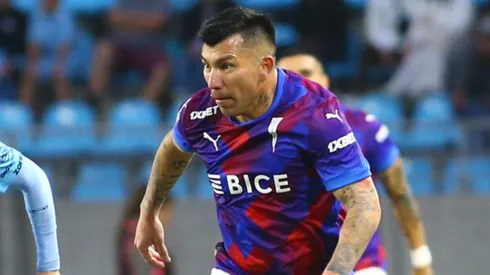 Medel pudo haber sido amonestado, pero no pasó nada.