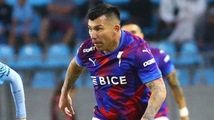 Medel pudo haber sido amonestado, pero no pasó nada.