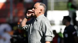 Erwin Durán no queda conforme con el arbitraje de Miguel Araos. (Foto: Photosport)