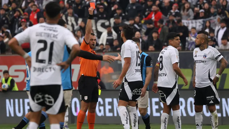 Emiliano Amor fue expulsado por doble amarilla en partido de Colo Colo. (Foto: Photosport)