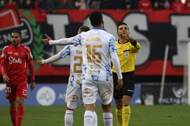 Maza vuelve a hacer noticia | Foto: Photosport