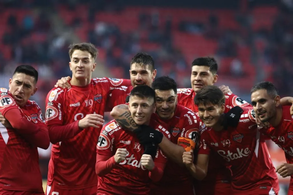 Festeja Ñublense en Chillán (Photosport).