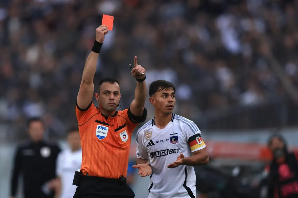 El arbitraje chileno, una vez más cuestionado. | Foto: Photosport