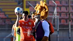 Aldrix Jara marcó un triplete y Gustavo Gotti está feliz por el momento del centrodelantero. (Foto: Photosport)