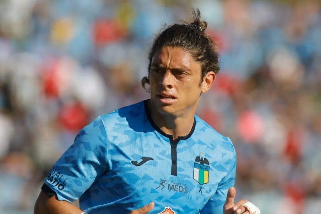 Joaquín Montecinos cerca de Colo Colo (Photosport).