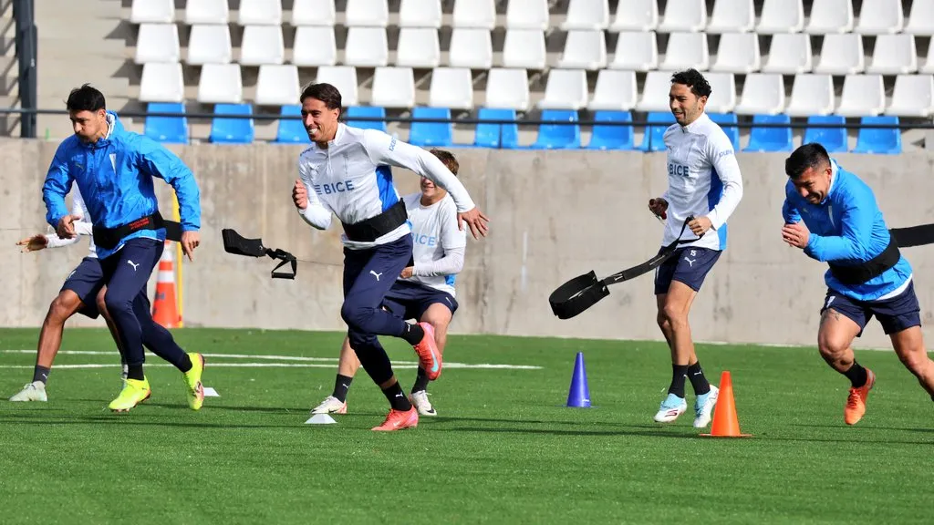 La UC entrenó este martes en la cancha del Claro Arena. (Foto: @Cruzados)