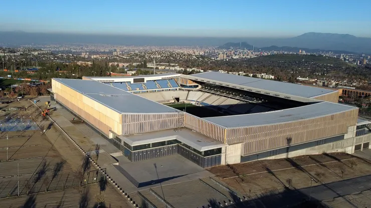 El plantel de la UC probó la cancha del Claro Arena.