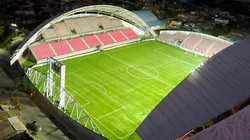El estadio Nicolás Chahuán es uno de los recintos con pasto sintético en el fútbol chileno. (Foto: Photosport)