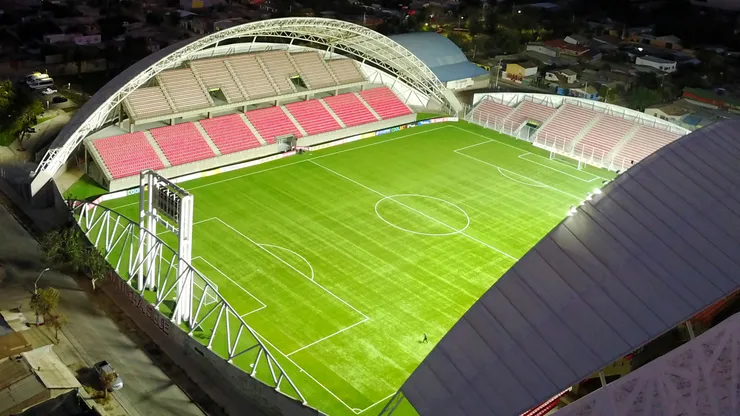 El estadio Nicolás Chahuán es uno de los recintos con pasto sintético en el fútbol chileno. (Foto: Photosport)