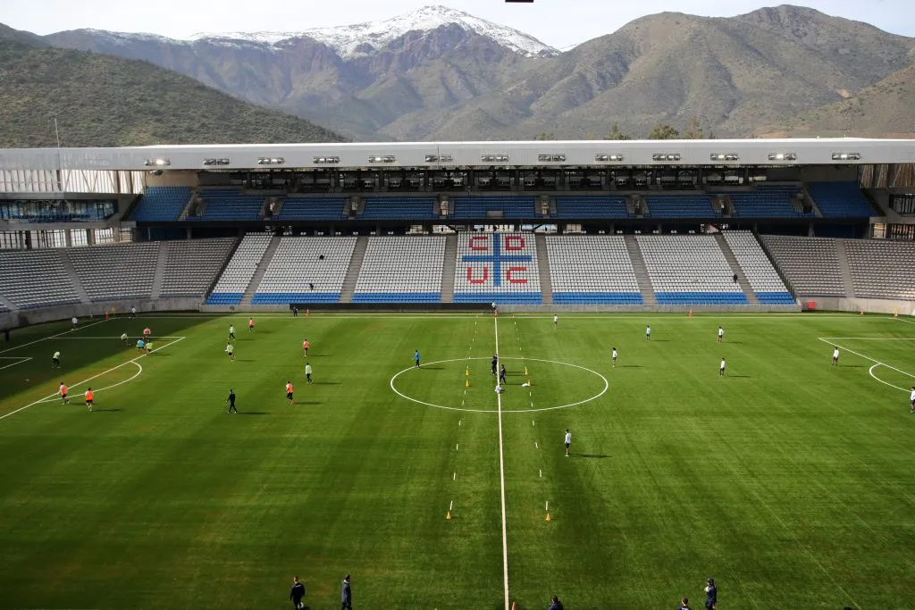 El Claro Arena se suma a los estadios con pasto sintético en el fútbol chileno. (Foto: Photosport)