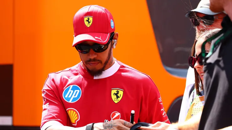 Lewis Hamilton prepara un anuncio en la Fórmula 1.