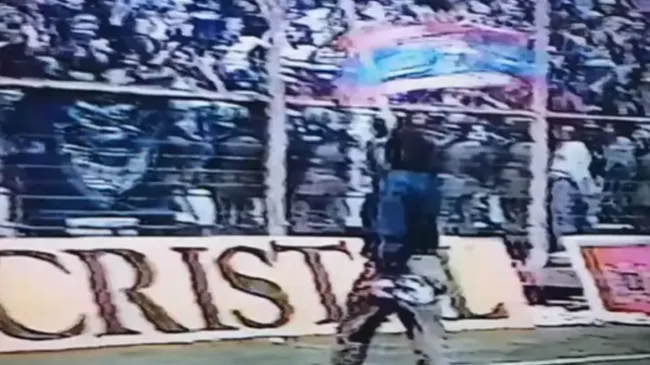 Dyango dirigió a la barra de Universidad de Chile en 1994. Entonaban Corazón Mágico.