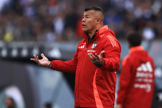 Jorge Almirón tendrá que ingeniárselas con lo que tiene en el actual plantel | FOTO: Felipe Zanca/Photosport