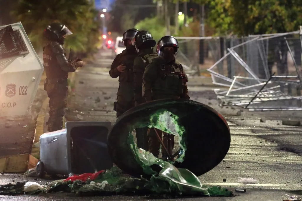 Imagen de las afueras del Estadio Monumental tras la tragedia ocurrida ante Fortaleza (Foto: Jonnathan Oyarzun/Photosport)
