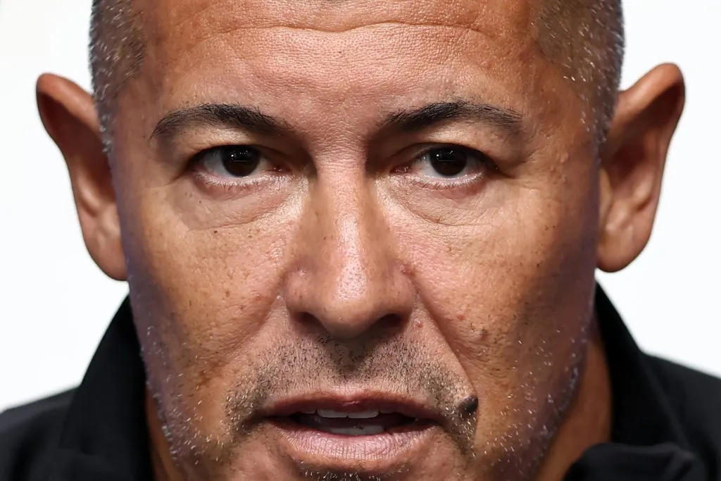 Jorge Almirón no está conforme con los árbitros. (Foto: Photosport)