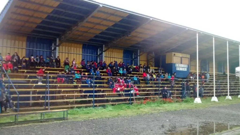 Así luce el estadio municipal de Quellón, en Chiloé (Archivo).