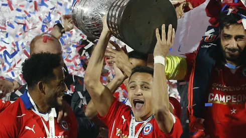 Futbol, Chile v Argentina. Copa America 2015. El jugador de Chile Alexis Sanchez, levanta la Copa America de campeón 2015 luego de ganar a Argentina la final de Copa a 2015 en el estadio Nacional. Santiago, Chile. 04/07/2015 Marcelo Hernandez/Photosport******** Football , Chile v Argentina. Copa America 2015 . Chile's player Alexis Sanchez up the trophy after the victory against Argentina for finals of the 2015 Copa America at Nacional stadium. Santiago, Chile. 04/07/2015 Marcelo Hernandez/Photosport
