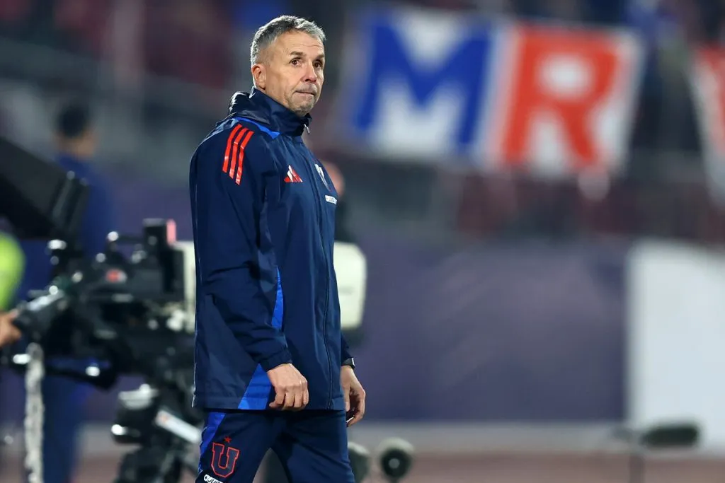 Canterano azul le avisa a Álvarez. | Foto: Photosport