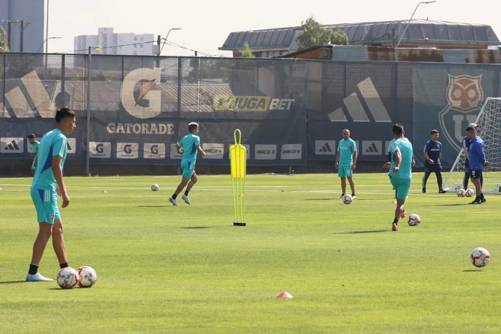 Las canchas del CDA tienen enojado a Gustavo Álvarez. | Foto: Photosport