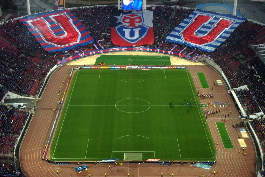 Los hinchas quedaron muy felices por la actuación del Romántico Viajero | FOTO: Javier Salvo/Photosport