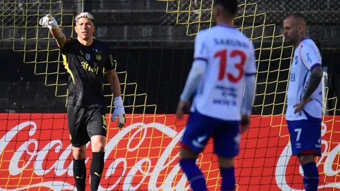 Brayan Cortés debutó a lo grande en el arco de Peñarol (Photosport).