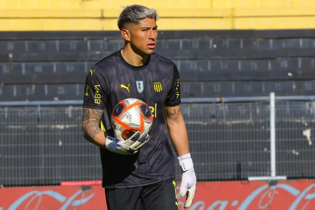 Brayan Cortés tuvo un gran debut en el arco de Peñarol (Photosport).