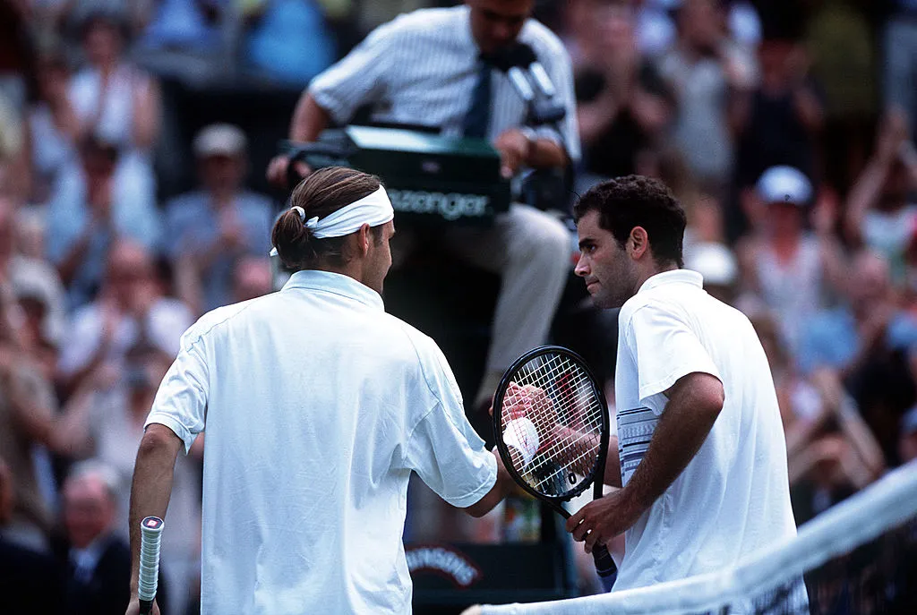 Federer y Sampras una icónica imagen de Wimbledon 2001 (Getty/ALLSPORT).