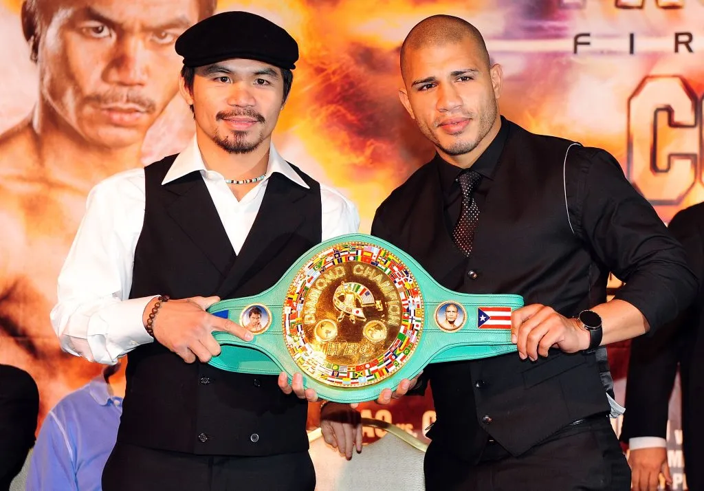 Manny Pacquiao y José Miguel Cotto lucen junto al título mundial de la WBC (Photo by Jacob de Golish/Getty Images)