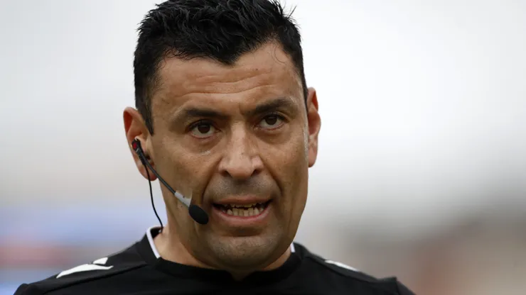 Roberto Tobar visitó a Colo Colo por los constantes reclamos.
