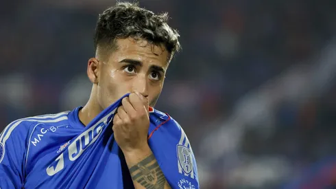 Lucas Assadi pone la pelota al piso pese a la victoria de la U (Foto: Andres Pina/Photosport)