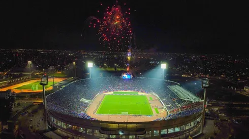 La hinchada de la U se llenó de elogios en el extranjero