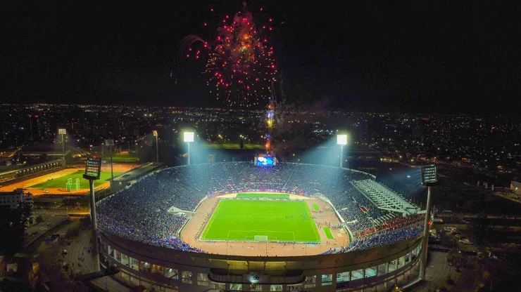 La hinchada de la U se llenó de elogios en el extranjero
