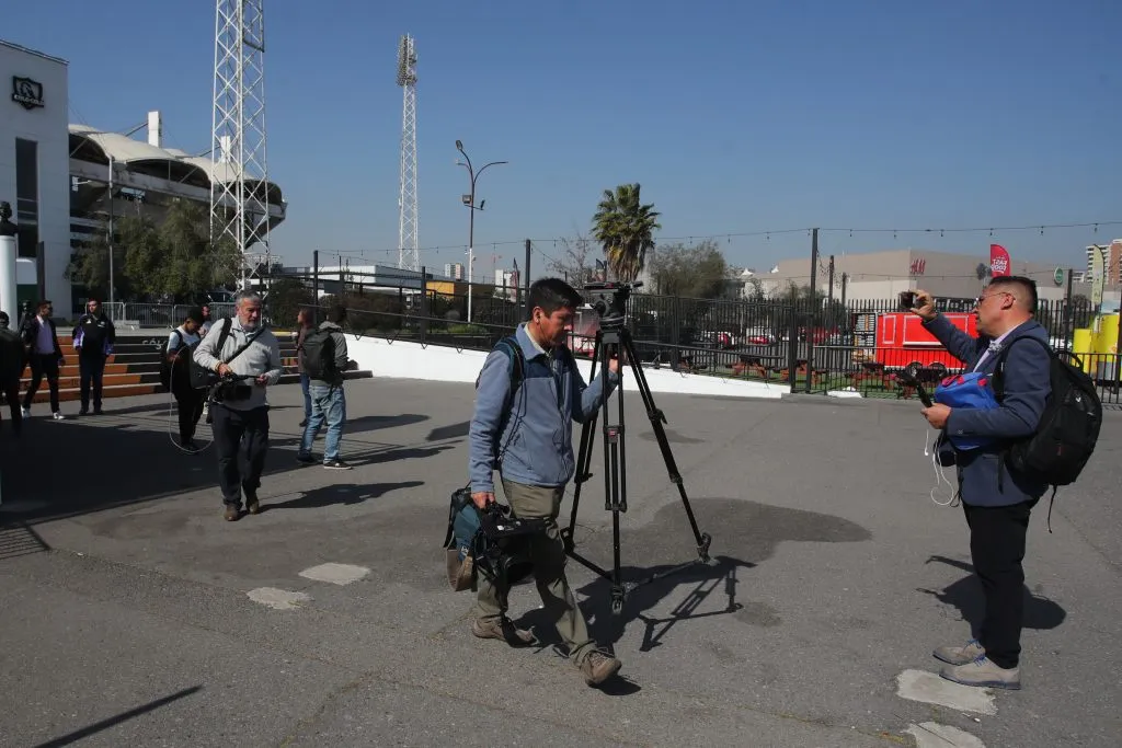 Los medios de comunicación se tuvieron que retirar del Estadio Monumental tras el fallido arengazo. (Foto: Jonnathan Oyarzun/Photosport)