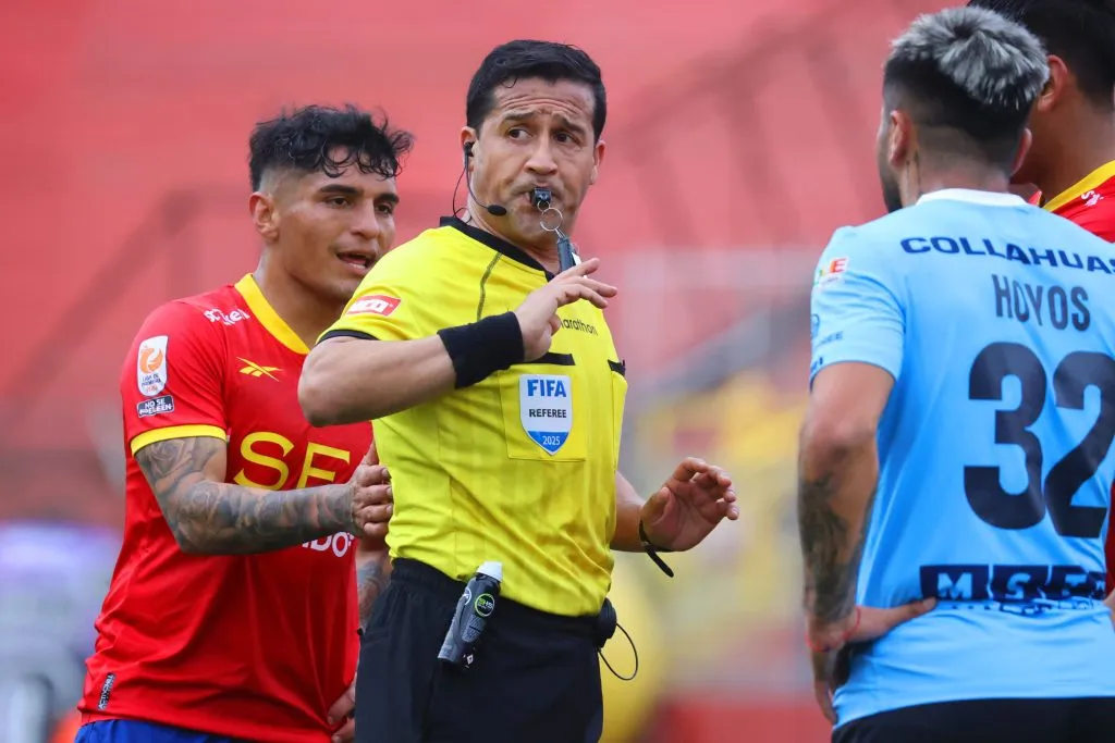 Felipe González pitó tres penales en el partido