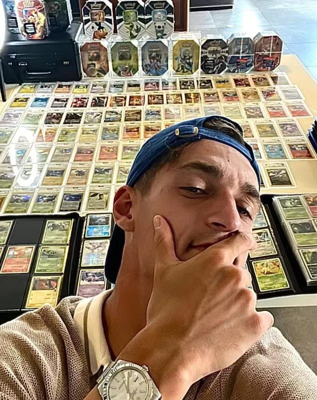 Térence Atmane, posee una de las colecciones más grandes de cartas Pokémon en Francia (Twitter).