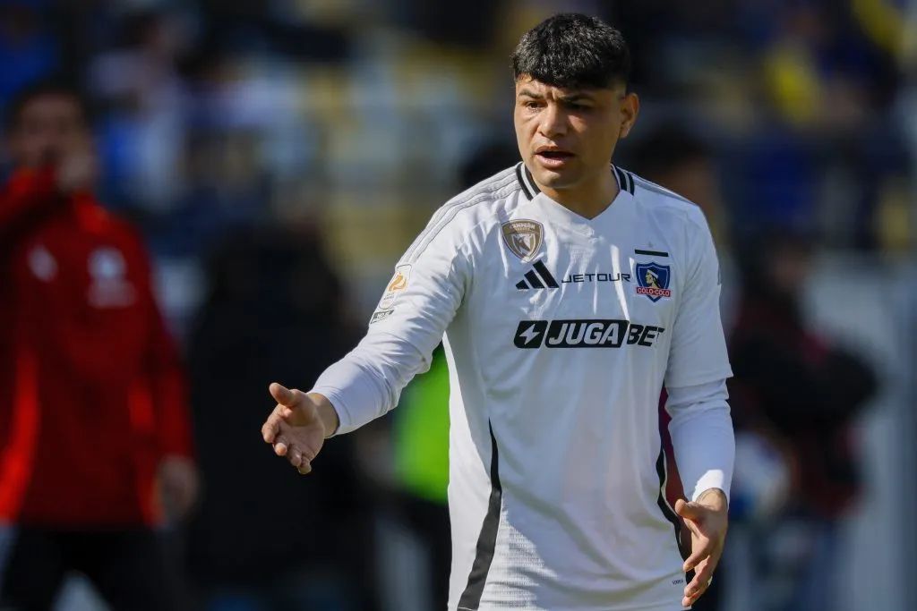 Gustavo Quinteros sale en defensa de Claudio Aquino. (Foto: Andrés Piña/Photosport)