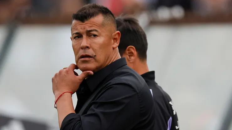 Los fanáticos de Colo Colo perdieron la paciencia con Jorge Almirón.